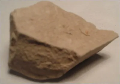 Quelles cette roche s&eacute;dimentaire, un m&eacute;lange de calcite et d'argile, soluble dans l'eau ?