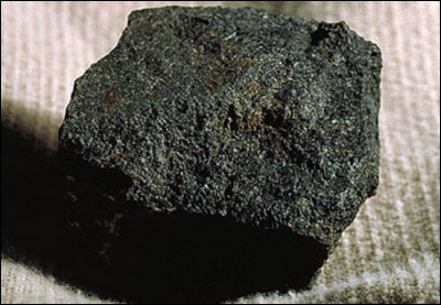 Quelle est cette roche sédimentaire noirâtre qui sert de combustible ?