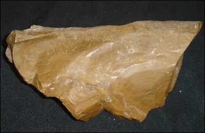 Quelle est cette roche siliceuse tr&egrave;s dure, utilis&eacute;e dans la Pr&eacute;histoire pour la fabrication d'outils, d'armes et pour faire du feu par percussion ?