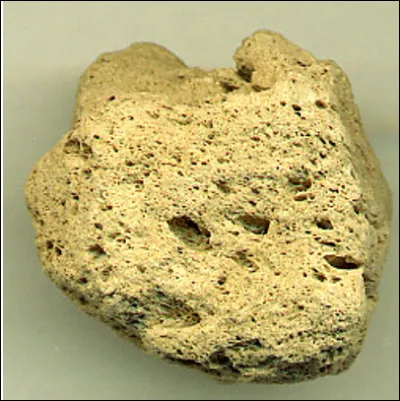 Quelle est roche volcanique tr&egrave;s poreuse et de faible densit&eacute; qui flotte &agrave; la surface de l'eau ?