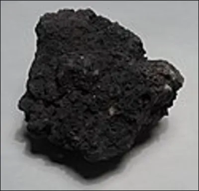 Quelle est cette roche magmatique volcanique issue d'un refroidissement rapide ?