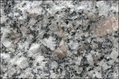 Quelle est cette roche plutonique &agrave; texture grenue, riche en quartz, en mica et en feldspath, mat&eacute;riau utilis&eacute; en construction, en d&eacute;coration et en sculpture ?