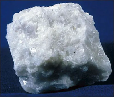 Quelle est cette roche m&eacute;tamorphique d&eacute;riv&eacute;e du calcaire, constitu&eacute;e de cristaux de calcite, utilis&eacute;e en architecture, en d&eacute;coration et en sculpture ?