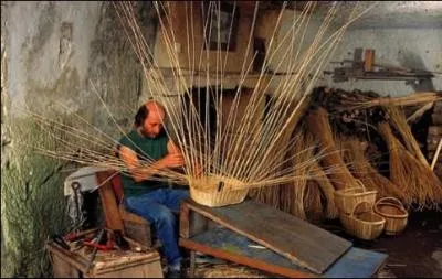 Parmi ces quatre objets, quel est celui que le vannier ne fabrique pas ?