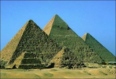 Dans quel pays se trouvent les pyramides ?
