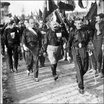 Quelle ann&eacute;e, marqu&eacute;e par la marche sur Rome des Chemises noires de Mussolini, se termine par le trait&eacute; fondateur de l�URSS ?