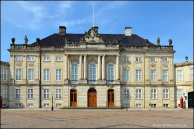 Le palais dAmalienborg, se situant à Copenhague, est la résidence dhiver de la famille royale de Danemark. En quelle année s'est achevée sa construction ?