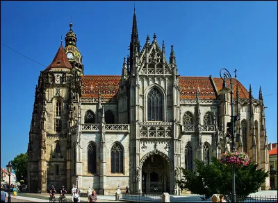 Il vous faut aller en Slovaquie, à Kosice, pour voir cette cathédrale gothique édifiée au XVe siècle et rénovée au XIXe :