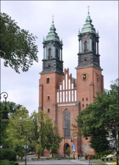 C'est en Pologne, à Poznan, que vous irez pour voir cette cathédrale :