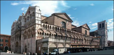 C'est en Italie, à Ferrare, que vous irez pour voir cette cathédrale édifiée entre le XIIe et le XVe siècle :