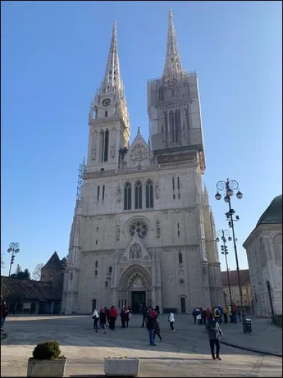 C'est en Belgique que vous verrez cette cathédrale, construite au Xe siècle, plusieurs fois ravagée, dévastée par un tremblement de terre en 1880 et reconstruite en style néo gothique :