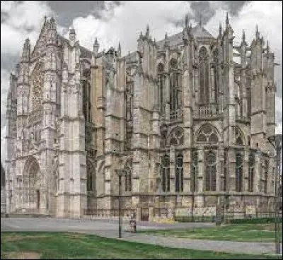 Où se situe la plus haute cathédrale construite en France au XIIIe siècle ?