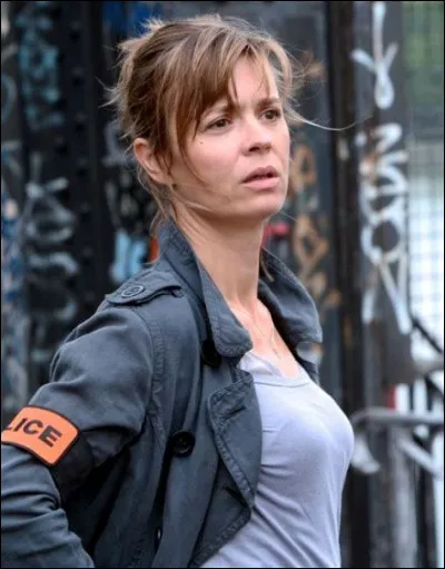 Qui cette capitaine de police, héroïne de la série télévisée "Engrenages", chef de groupe à la 2e DPJ, femme d'action dévouée à son équipe mais dont la vie privée et chaotique ?