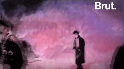 C'est Indochine qui chante la chanson "3e Sexe".