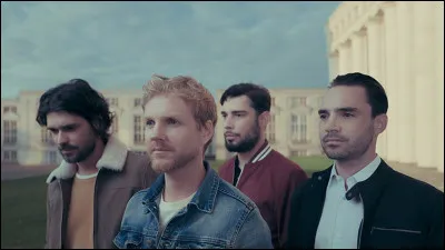 "Dernière Danse" de Kyo : 

Je l'ai connue trop tôt mais c'est pas de ma faute
La flèche a traversé ma peau
C'est une douleur qui se garde
Qui fait plus de bien que de mal
Mais je connais l'histoire, il est déjà trop tard
Dans son regard, on peut apercevoir qu'elle se prépare
... Complétez :