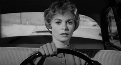En 1960 sort "Psychose" qui traumatisera bon nombre de personnes. Dans quel endroit l'actrice Janet Leigh se fait-elle assassinée lors d'une scène devenue culte ?