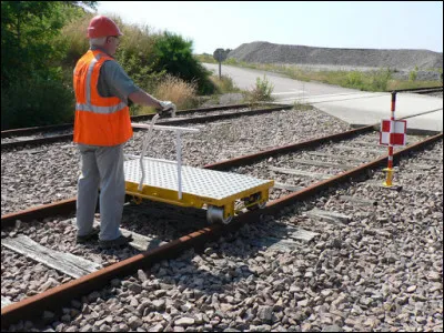 Wagonnet plat utilisé pour l'entretien des voies ferrées :