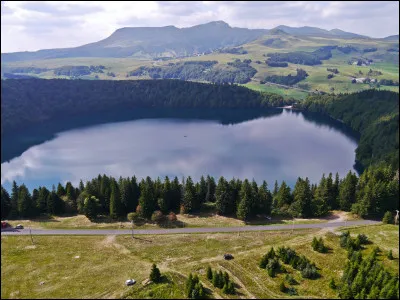 Cratère d'explosion volcanique souvent occupé par un lac (au pluriel) :