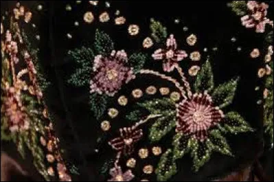 Quel célèbre groupe folklorique a emprunté son nom à un article vestimentaire de la tenue traditionnelle du Pays de Montbéliard ?