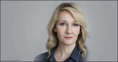 À quel âge a-t-elle écrit sa première histoire ?