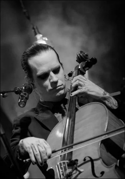 Complétez : 
"Der ewig stürmt so..."