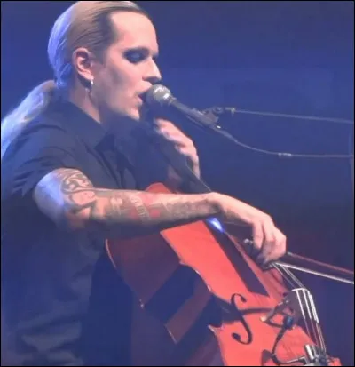 Complétez : 
"Nun ist alles Still wir kommen..."