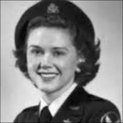 21 juillet 1922-3 février 2017 : Susie Winston Bain, co-pilote sur des B-26, pilote émérite sur des B-17, a formé beaucoup d'hommes. À ce moment, 28 000 jeunes femmes ont postulé mais seules 1 704 femmes ont été retenues. Divorcée, combien d'enfants laisse-t-elle dans le deuil ?