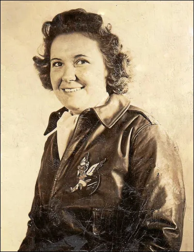 Marge Hurlburt (30/12/1914-04/07/1947), 32 ans. Recrutée par l'aviatrice pionnière Jacqueline "Jackie" Cochran, co-fondatrice du WASP pour amener des C-60, des B-17 et des B-24 sur le front Ouest. À bord d'un Corsair FG-1, elle atteint un record de vitesse, lequel ?