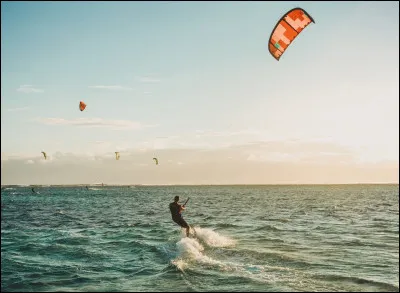 Quel sport de glisse se pratique sur une planche accrochée à une aile ?