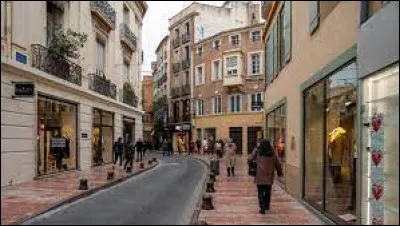 Tu marches dans la rue d'un centre-ville et tu croises un SDF, assis sur le côté. Que fais-tu ?