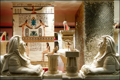 Magnifique vitrine d'un grand magasin de chaussures que toutes les femmes "blindées" connaissent et raffolent. De quel styliste s'agit-il ?