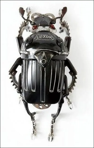 Incroyable artiste s'exprimant dans ses oeuvres avec du matos de récupération, virtuose insectophile. Qui est-il ?