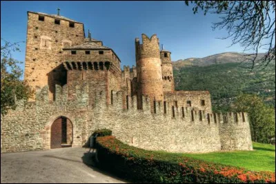 C'est en Italie que vous pourrez voir ce château médiéval, restauré au XIXe siècle :