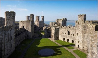 Il vous faudra aller en Grande-Bretagne pour voir ce château, véritable forteresse dominant la côte :