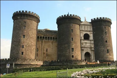 Dans quel pays verrez-vous ce château fort, véritable forteresse bâtie à la fin du XIIIe siècle ?