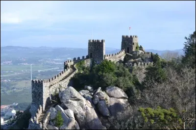C'est au Portugal que vous devrez aller pour voir ce château érigé à partir du VIIIe siècle sur un massif rocheux :