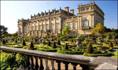 Il s'agit là du château d'Harewood, dans le Yorkshire, en Grande-Bretagne :