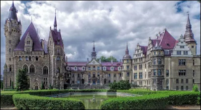 C'est dans le nord de l'Angleterre que vous verrez ce château spectaculaire, présentant une grande variété de styles :