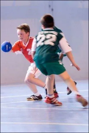 En handball, combien de pas au maximum peut faire un joueur balle en main ?