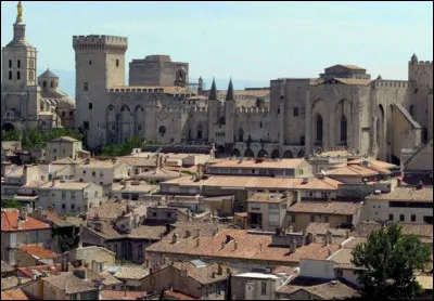 Le nom latin d'Avignon est...