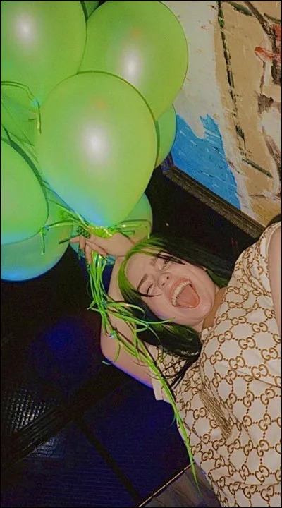 De quelle couleur sont les cheveux de Billie Eilish en 2021 ?