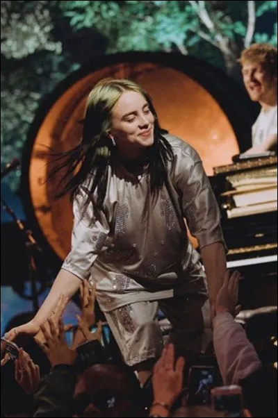 Quelle chanson a-t-elle chantée pour "James Bond" ?