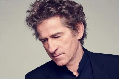 Comment s'appelle ce chanteur ?