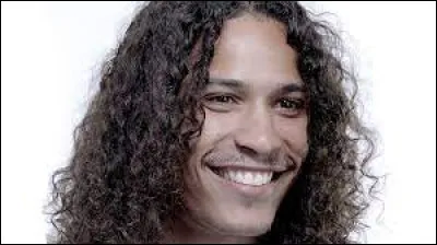 Comment s'appelle ce chanteur ?