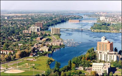 Quelle est cette ville du Québec située sur l'île de Jésus, banlieue résidentielle de Montréal ?