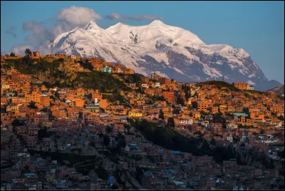 Quelle est cette ville perchée à 3 640 m d'altitude, capitale de la Bolivie et capitale la plus haute du monde ?
