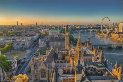 Quelle est cette ville, capitale du Royaume-Uni, cité de renommée mondiale pour la finance, le commerce, l'art, la mode, la recherche et le tourisme ?