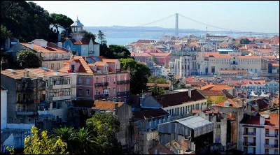Quelle est cette ville cosmopolite, capitale du Portugal, plus grand port du pays, cité la plus visitée du Portugal ?