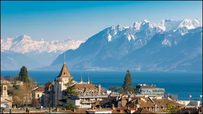 Quelle est cette ville suisse, située au bord du lac Léman, chef-lieu du canton de Vaud, siège du Tribunal fédéral suisse ?