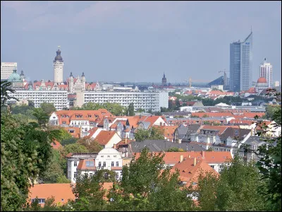 Quelle est cette ville allemande de Saxe, connue pour ses foires, plus grand centre logistique de la société Amazon en Allemagne ?